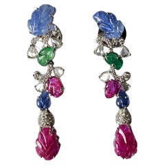 Incastonati in oro bianco 18 carati, orecchini con zaffiro blu non trattato, rubino e smeraldo Incastonati in oro bianco 18 carati, orecchini con zaffiro blu non trattato, rubino e smeraldo