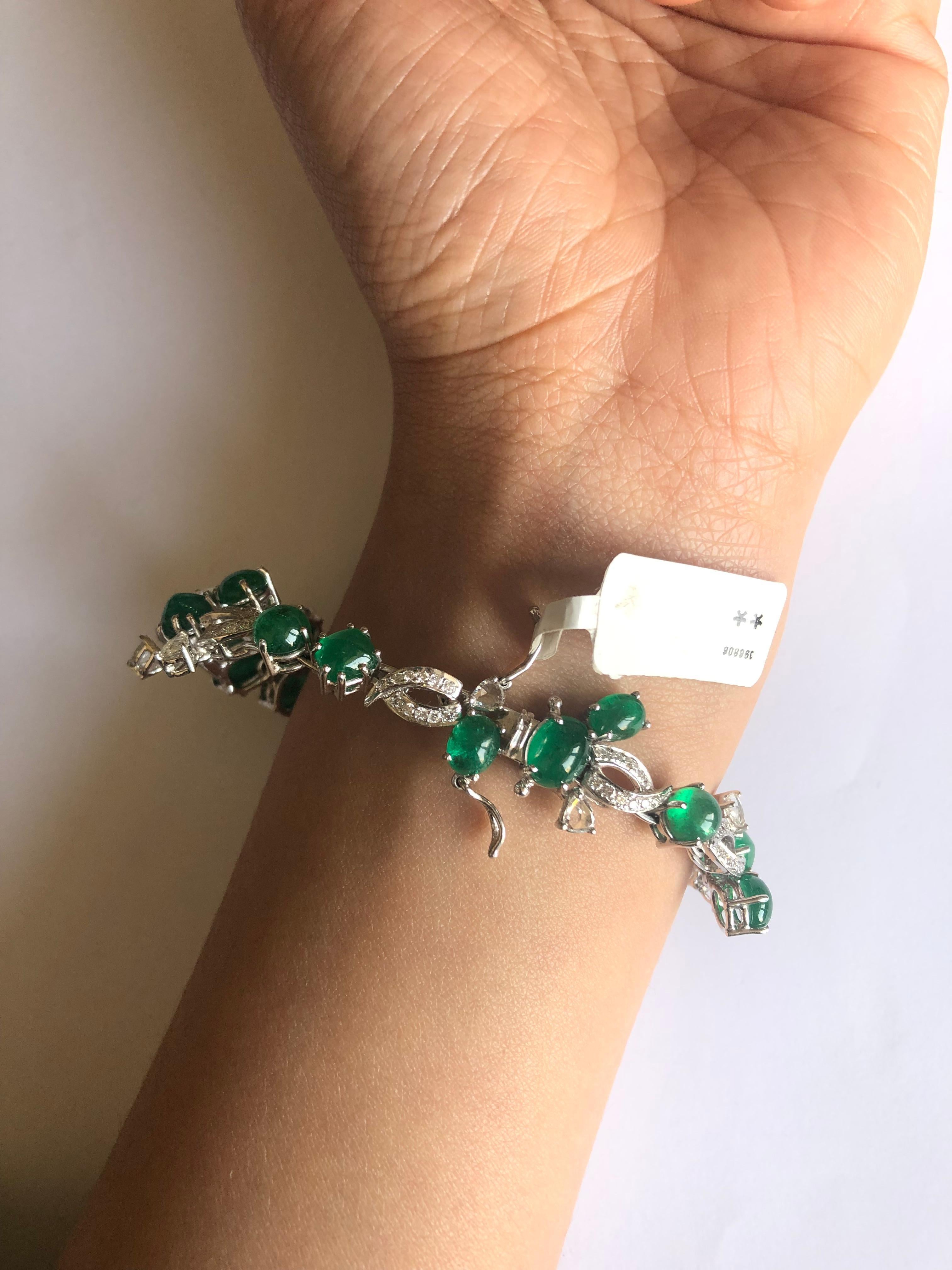 Set in 18K white gold, Zambian Emerald Cabochon and Rose Cut diamond Bracelet In New Condition In Hong Kong, HK