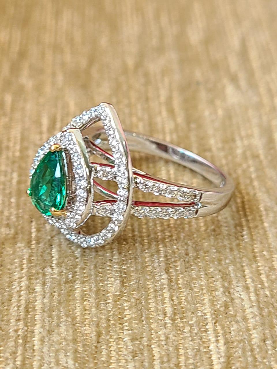 Set in 18K White Gold, Zambian Emerald & Diamonds Cocktail/ Engagement Ring In New Condition In Hong Kong, HK