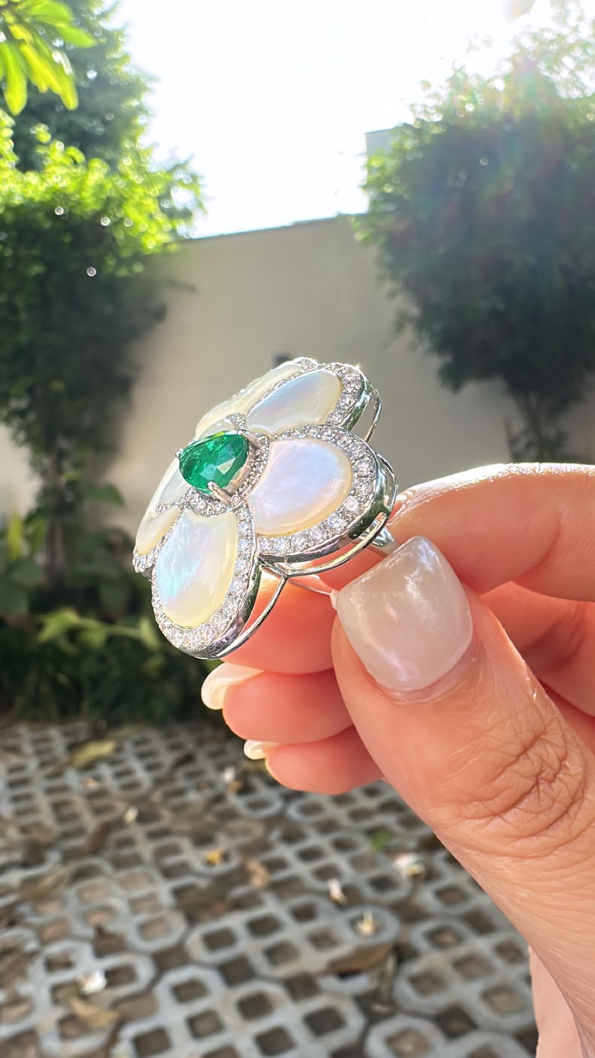 Cocktailring aus 18 Karat Weißgold, sambischer Smaragd, Perlmutt und Diamanten im Angebot 4