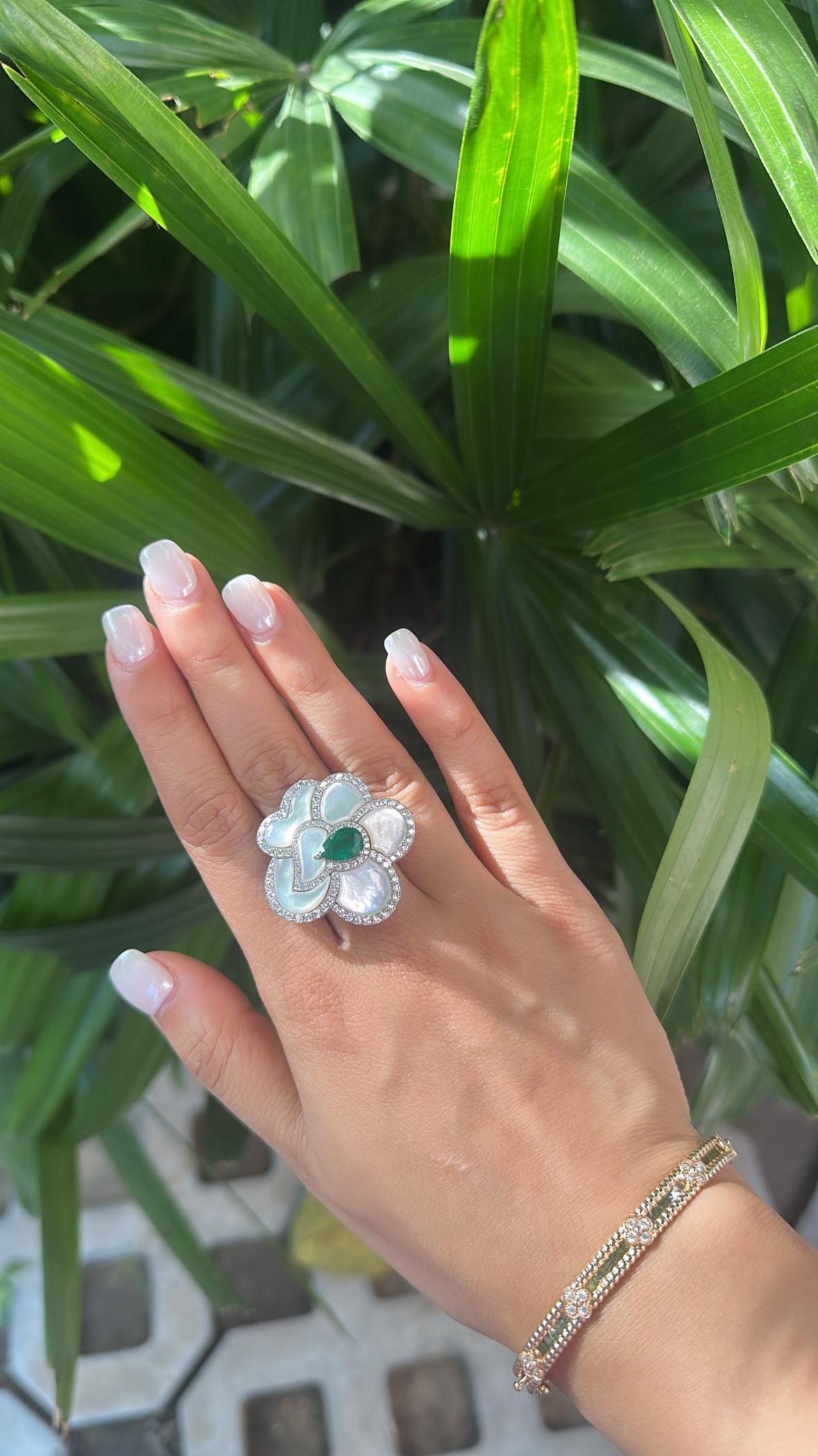 Cocktailring aus 18 Karat Weißgold, sambischer Smaragd, Perlmutt und Diamanten im Angebot 5