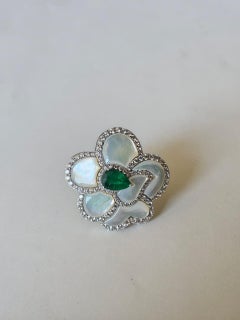Cocktailring aus 18 Karat Weißgold, sambischer Smaragd, Perlmutt und Diamanten