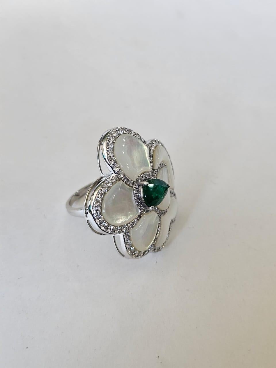 Cocktailring aus 18 Karat Weißgold, sambischer Smaragd, Perlmutt und Diamanten (Moderne) im Angebot