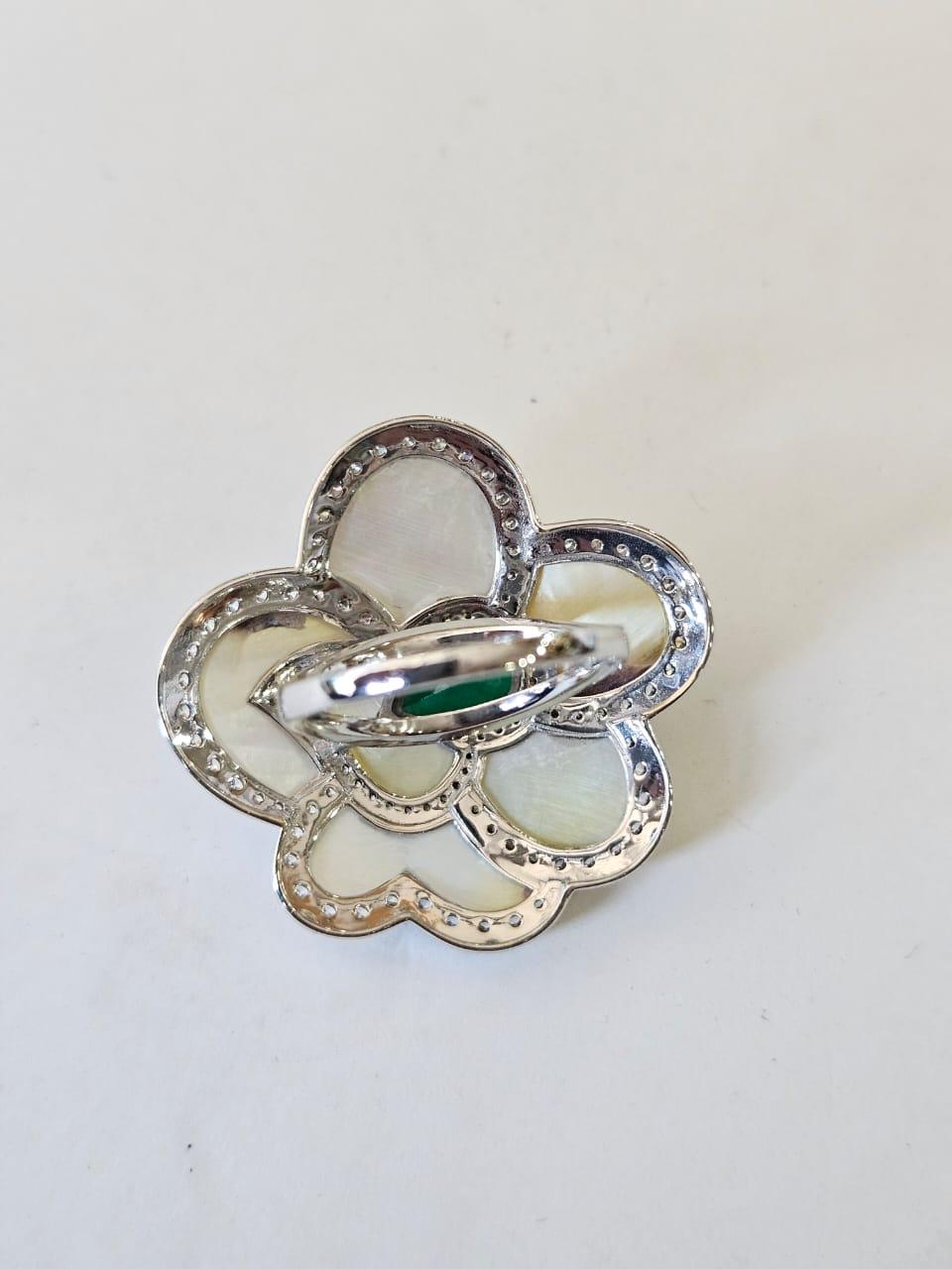 Cocktailring aus 18 Karat Weißgold, sambischer Smaragd, Perlmutt und Diamanten (Tropfenschliff) im Angebot