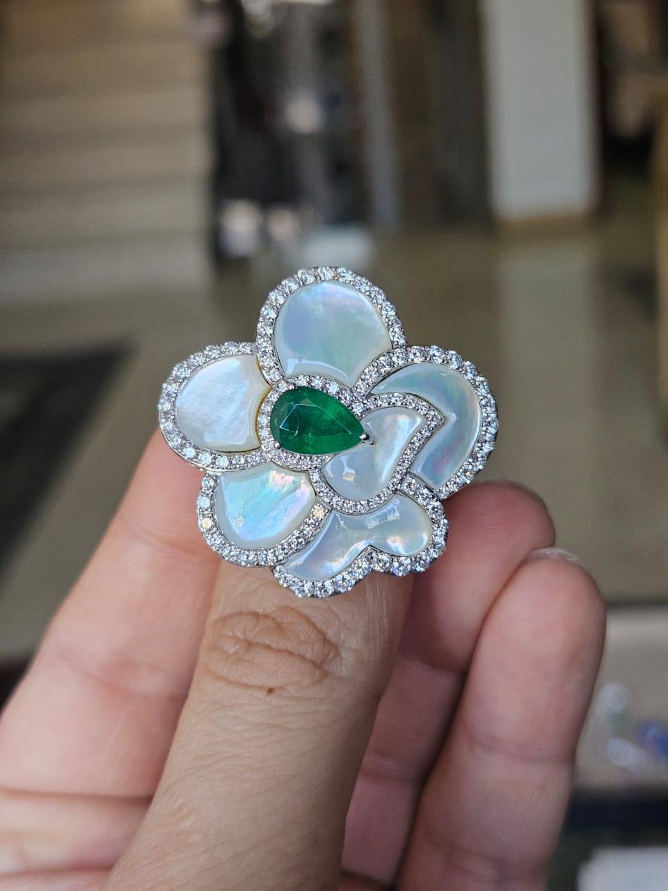 Cocktailring aus 18 Karat Weißgold, sambischer Smaragd, Perlmutt und Diamanten im Zustand „Neu“ im Angebot in Hong Kong, HK