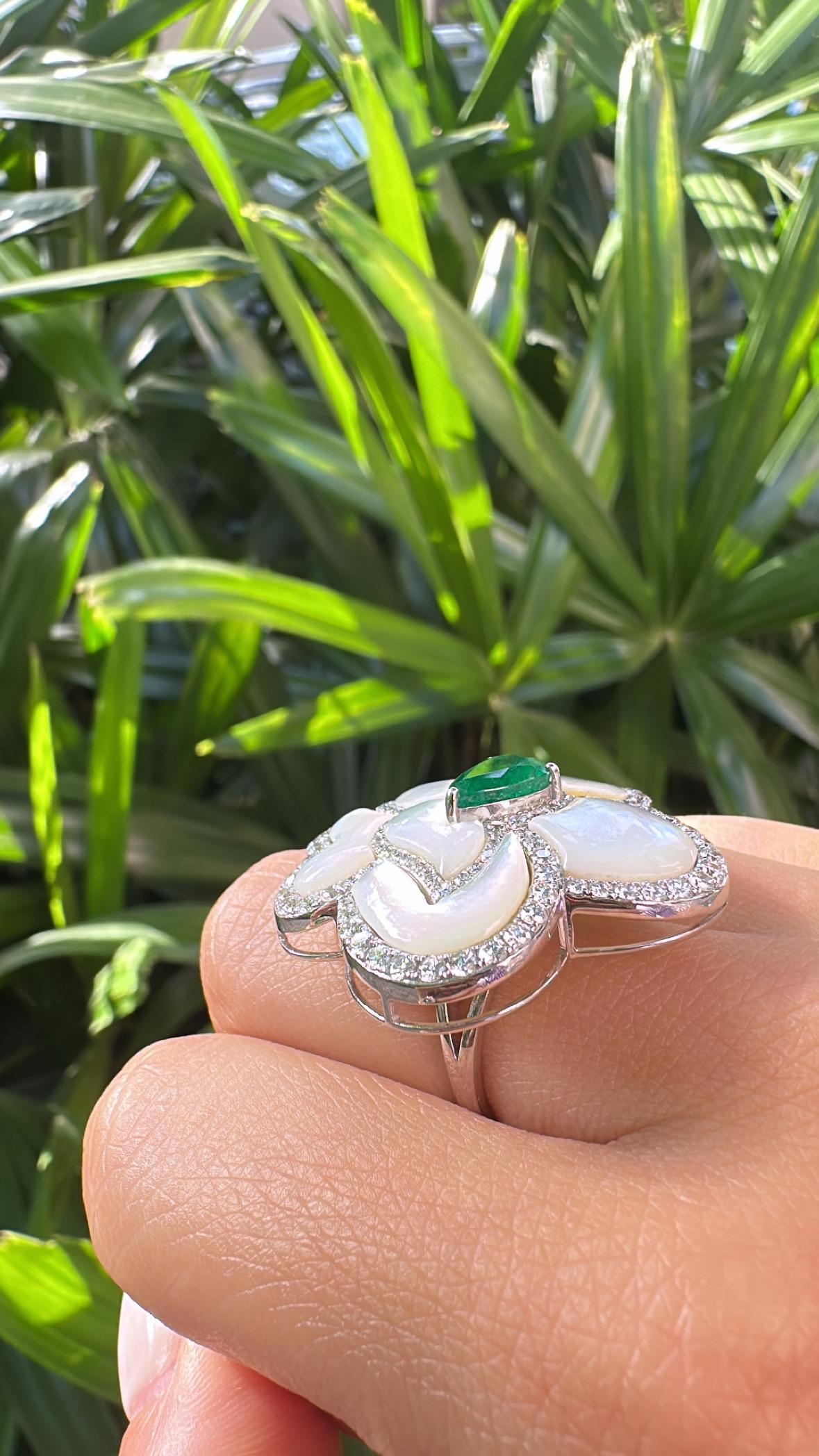 Cocktailring aus 18 Karat Weißgold, sambischer Smaragd, Perlmutt und Diamanten für Damen oder Herren im Angebot