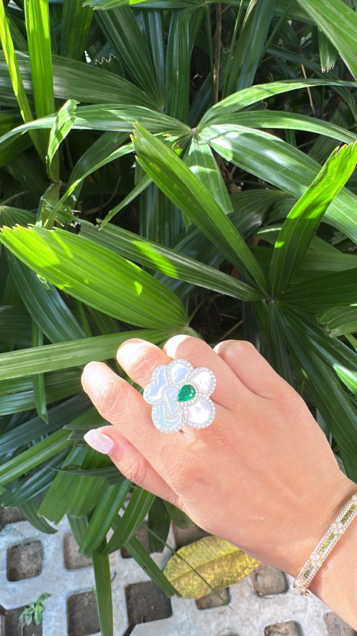 Cocktailring aus 18 Karat Weißgold, sambischer Smaragd, Perlmutt und Diamanten im Angebot 1