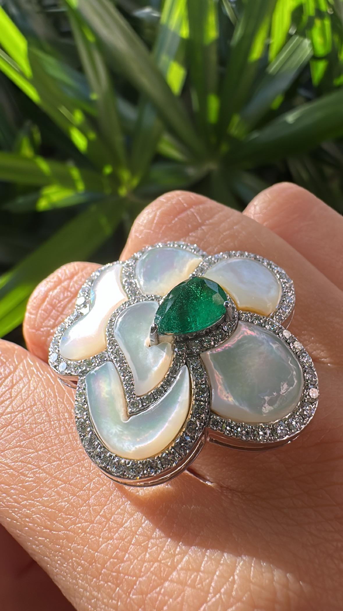 Cocktailring aus 18 Karat Weißgold, sambischer Smaragd, Perlmutt und Diamanten im Angebot 2