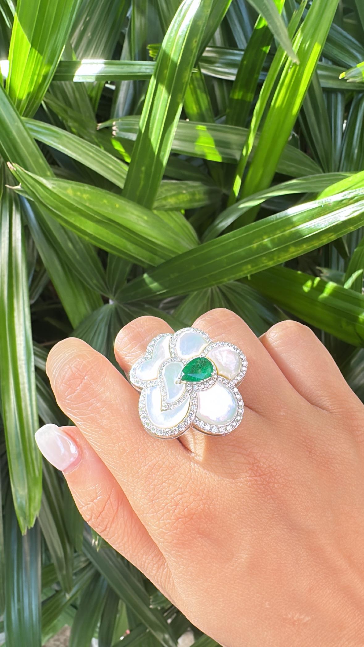 Cocktailring aus 18 Karat Weißgold, sambischer Smaragd, Perlmutt und Diamanten im Angebot 3