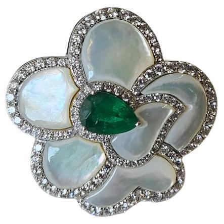 Anello da cocktail con smeraldo dello Zambia, madreperla e diamanti, incastonato in oro bianco 18 carati