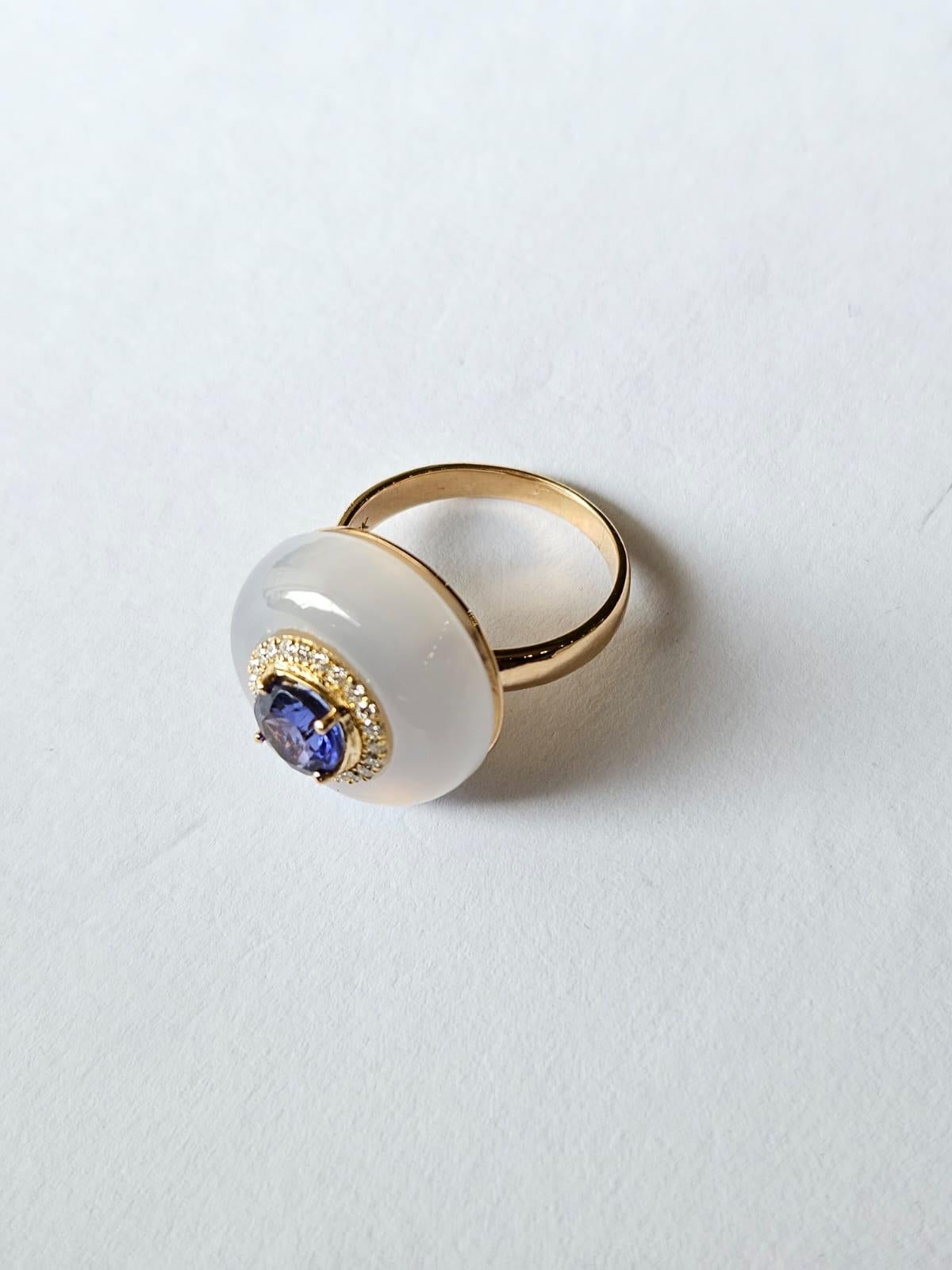 Round Cut Set in 18K Yellow Gold, 1.06 carat Tanzanite, Chalcedony & Diamond Cocktail Ring For Sale