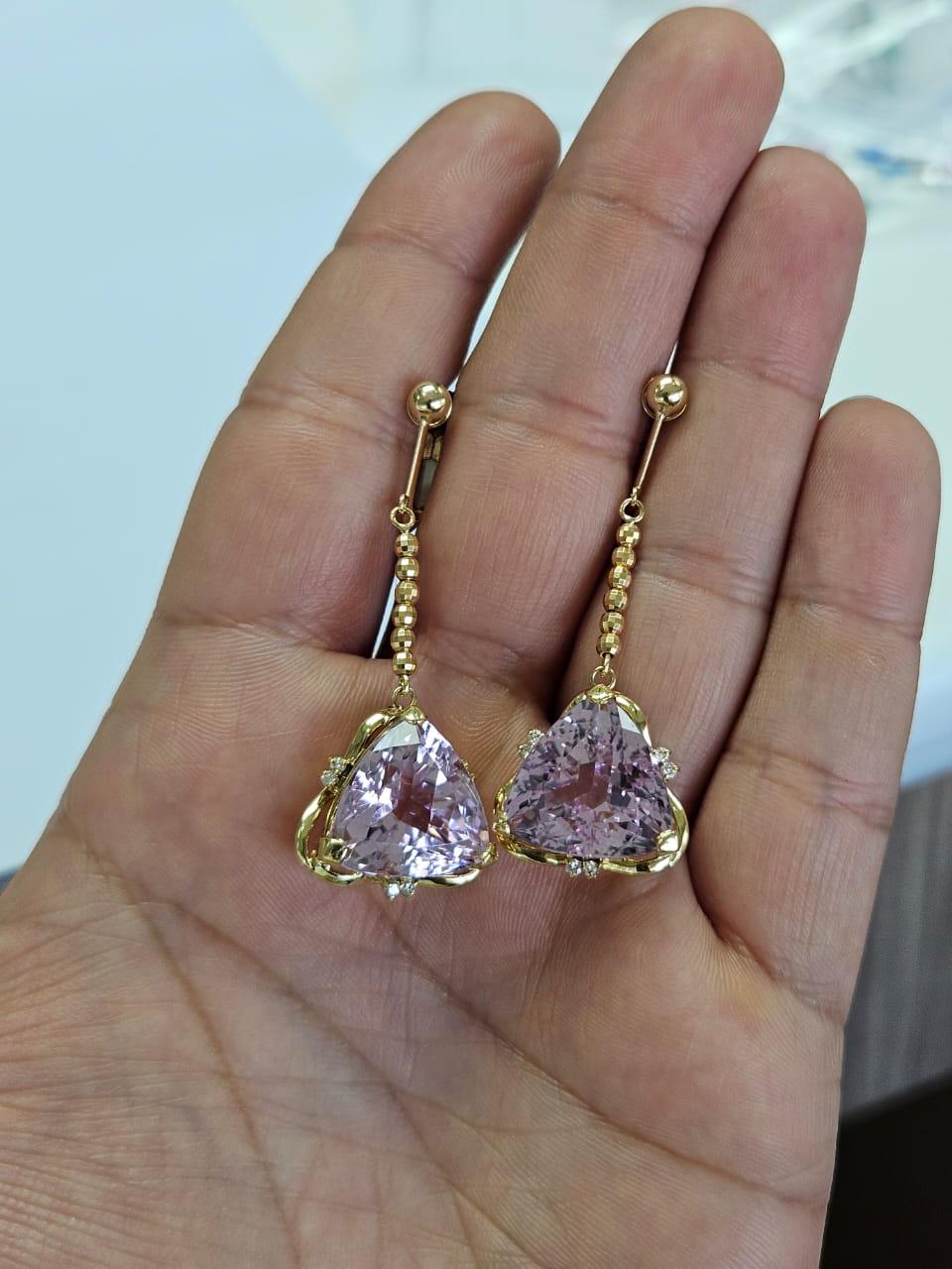 Splendidi e bellissimi orecchini a clip con lampadario di Kunzite in oro giallo 18 carati e diamanti naturali, in stile Art Déco. Il peso delle Kunziti è di 13.32 carati. Il peso dei diamanti è di 0,18 carati. Il peso netto dell'oro 18 carati è di
