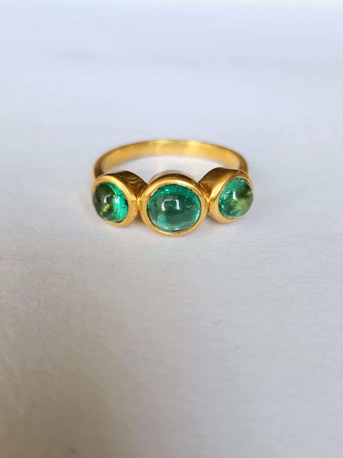 Women's or Men's Set in 18K Yellow Gold, 2.91 carats, natural Zambian Emerald Cabochon Band Ring