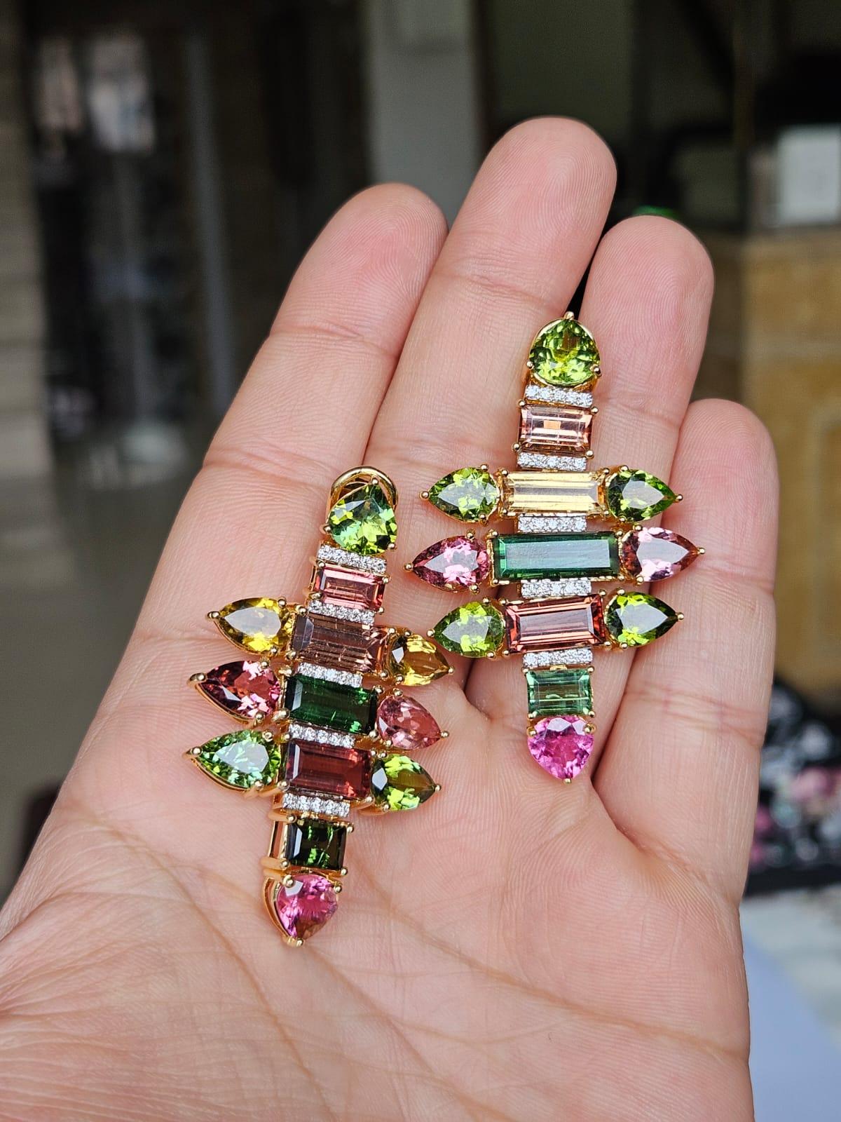 Unos preciosos pendientes de araña de turmalina de estilo moderno, engastados en oro amarillo de 18 quilates y diamantes naturales. El peso de la Turmalina múltiple es de 37,87 quilates. El peso de los diamantes es de 0,58 quilates. El peso neto de