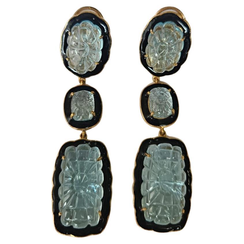 Splendidi e bellissimi orecchini a pendente in stile art déco con acquamarina e smalto nero, incastonati in oro giallo 18 carati. Il peso dell'acquamarina intagliata è di 46.44 carati. Le acquemarine sono intagliate a mano nel nostro laboratorio. Il