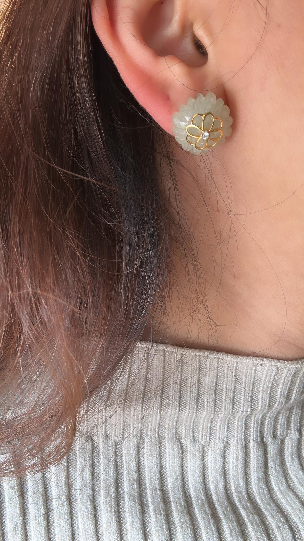 Set in 18K Yellow Gold, Aventurine & Diamonds Pendant Necklace & Stud Earrings For Sale 3