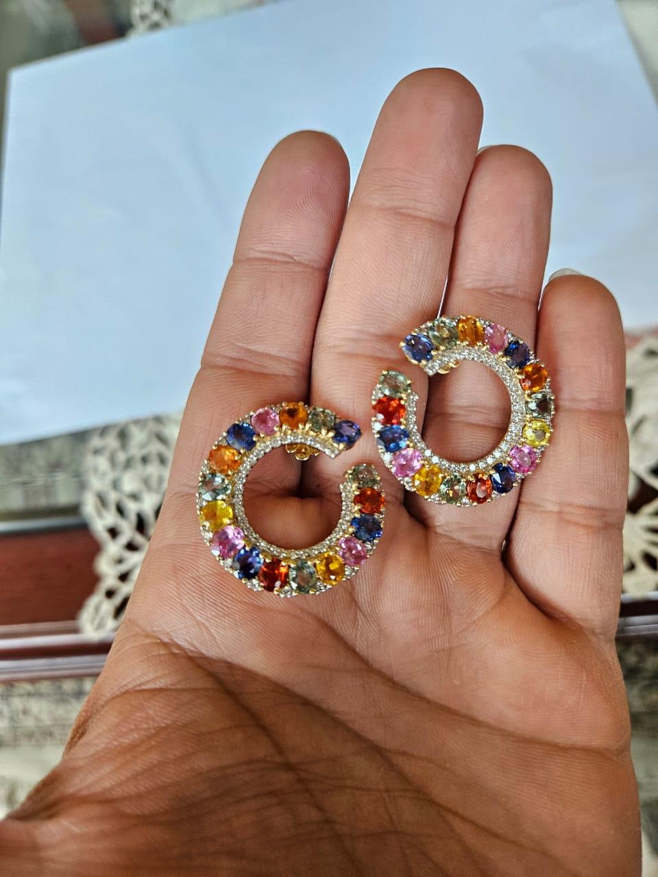Ein sehr schöner und moderner Multi Sapphire Hoop Earrings in 18K Gelbgold & Diamanten gesetzt. Das Gewicht der Multi-Saphire beträgt 16.06 Karat. Die Multi-Saphire stammen aus Ceylon (Sri Lanka). Das Gewicht der Diamanten beträgt 1,13 Karat. Netto