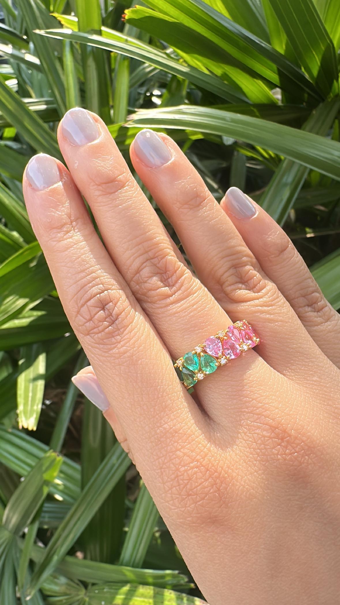 Bague jonc en or jaune 18 carats, émeraudes, saphirs roses, tanzanites et diamants en vente 4