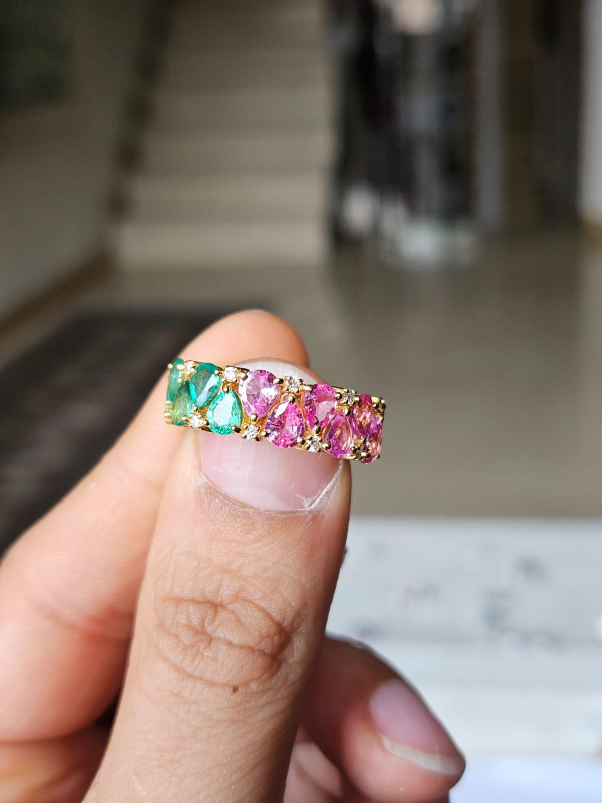 Bague jonc en or jaune 18 carats, émeraudes, saphirs roses, tanzanites et diamants en vente 6