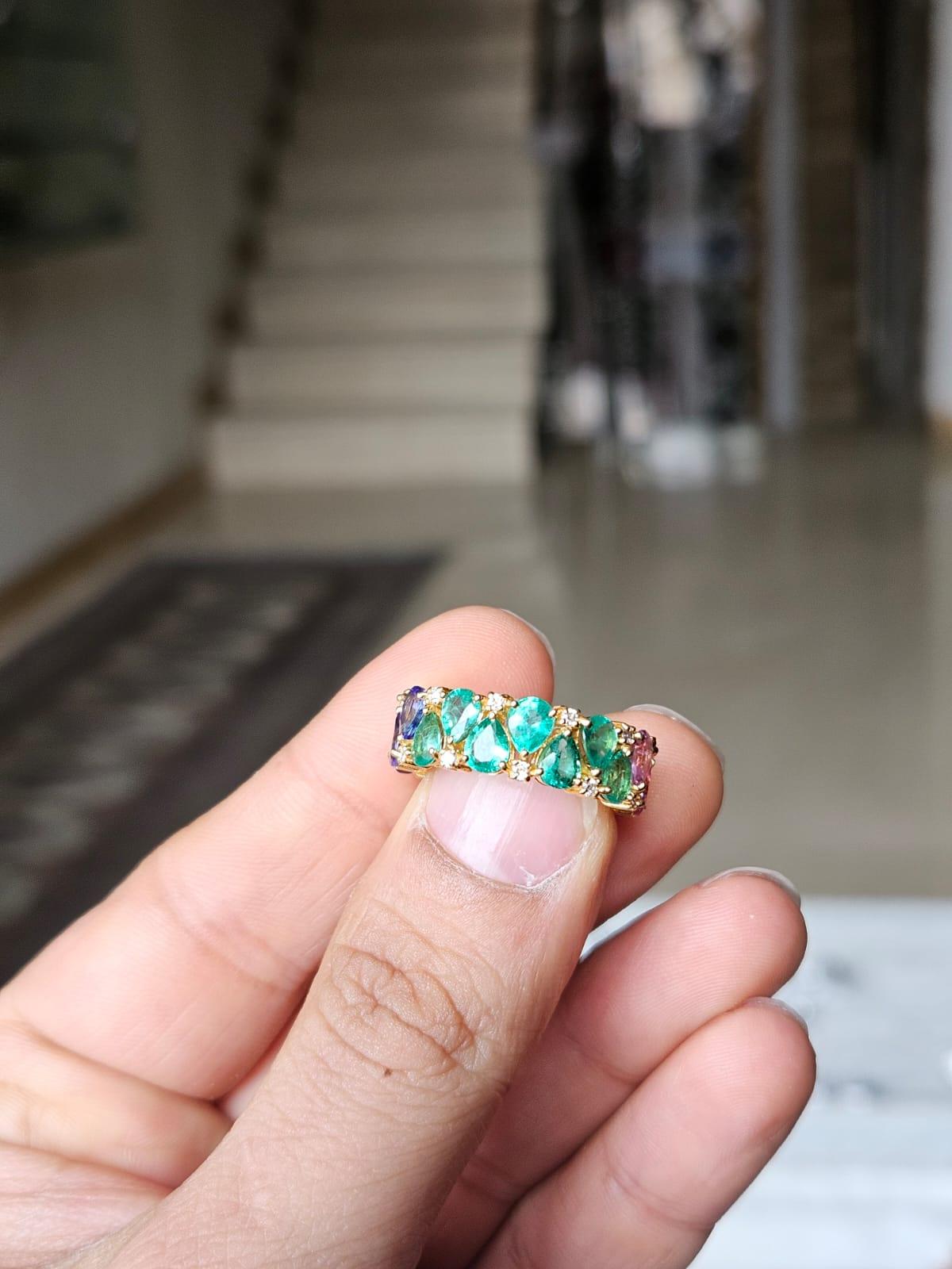 Bague jonc en or jaune 18 carats, émeraudes, saphirs roses, tanzanites et diamants en vente 7