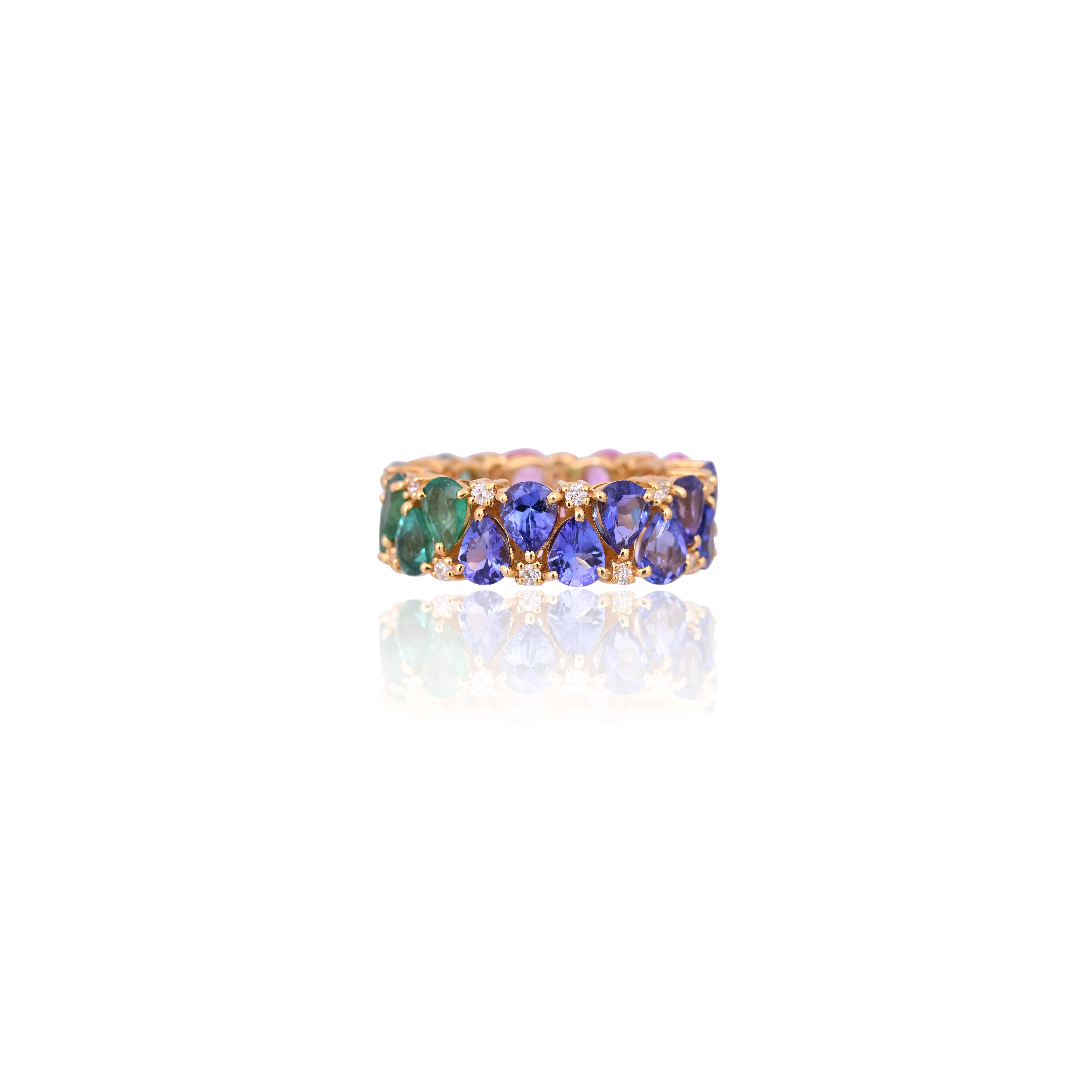 Une très belle bague de style moderne en or jaune 18K sertie d'émeraudes, de saphirs roses et de tanzanites et de diamants naturels. Le poids des émeraudes est de 1,80 carats. Les émeraudes sont entièrement naturelles, sans aucun traitement, et sont