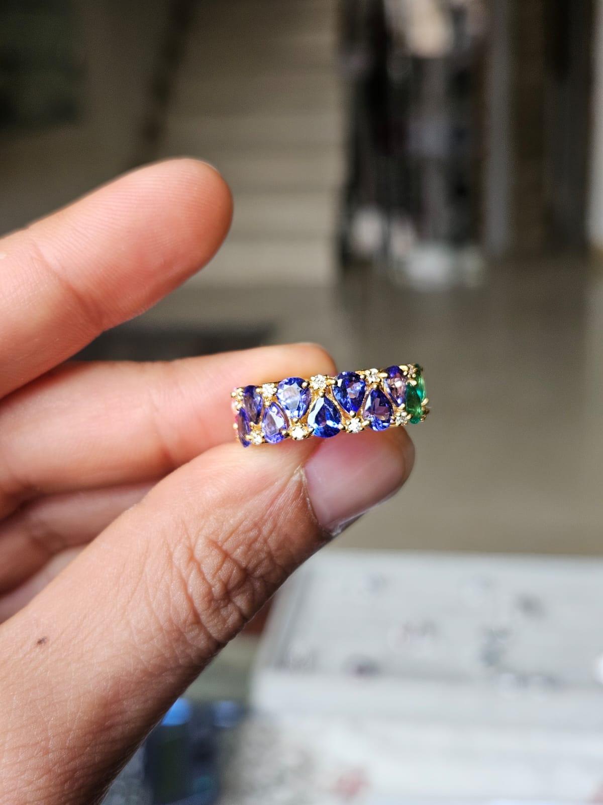 Taille poire Bague jonc en or jaune 18 carats, émeraudes, saphirs roses, tanzanites et diamants en vente