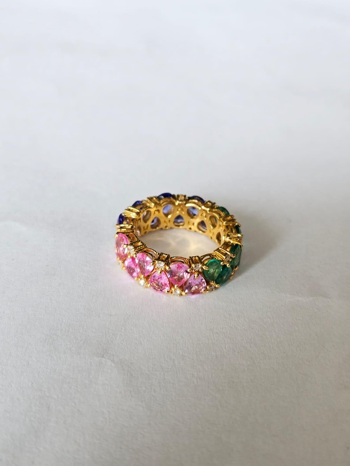 Bague jonc en or jaune 18 carats, émeraudes, saphirs roses, tanzanites et diamants Neuf - En vente à Hong Kong, HK