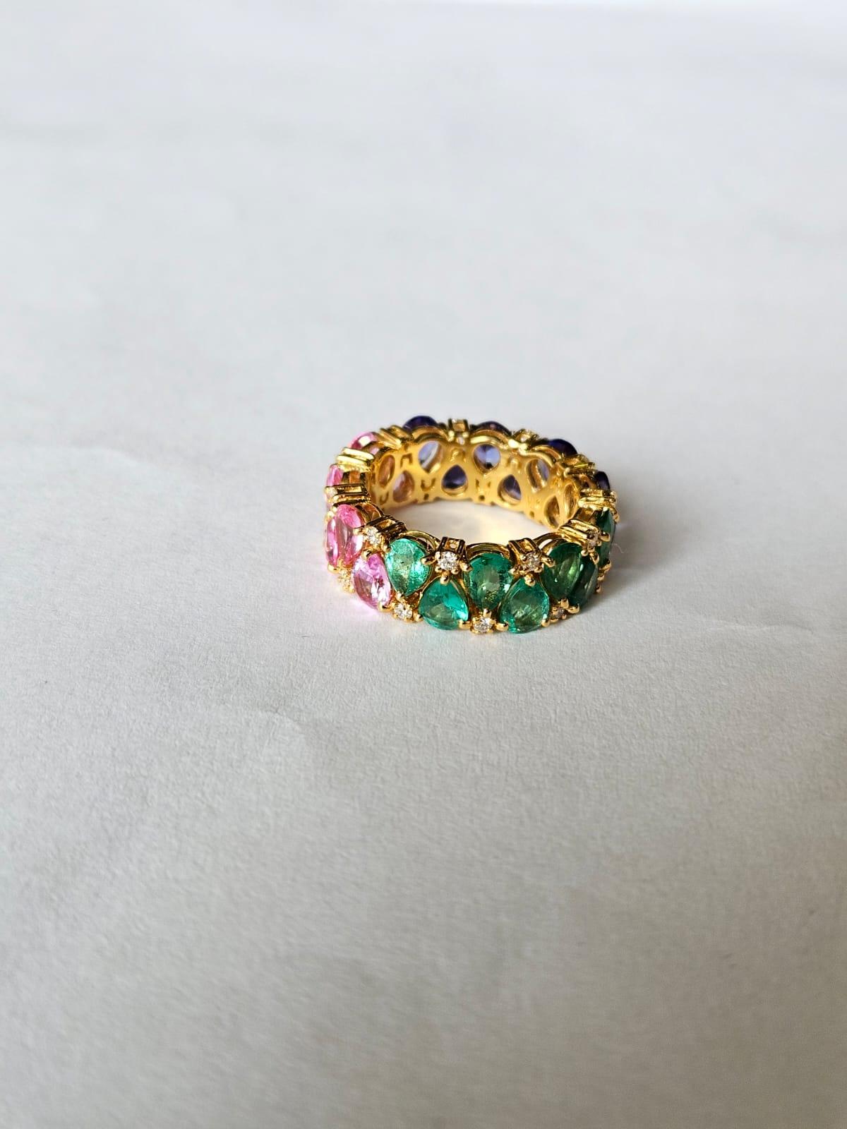 Bague jonc en or jaune 18 carats, émeraudes, saphirs roses, tanzanites et diamants Unisexe en vente