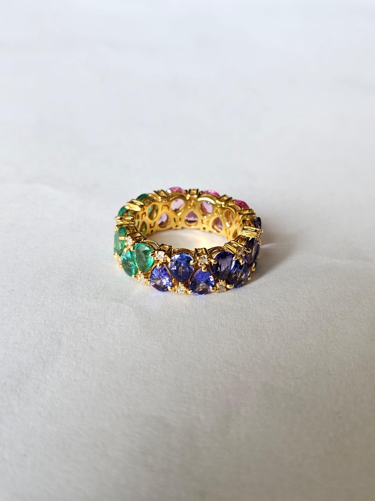 Bague jonc en or jaune 18 carats, émeraudes, saphirs roses, tanzanites et diamants en vente 1