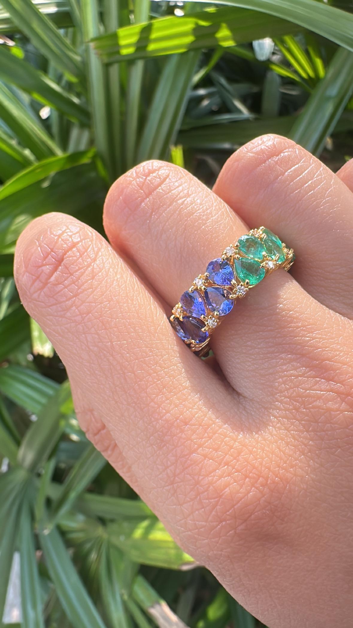 Bague jonc en or jaune 18 carats, émeraudes, saphirs roses, tanzanites et diamants en vente 3