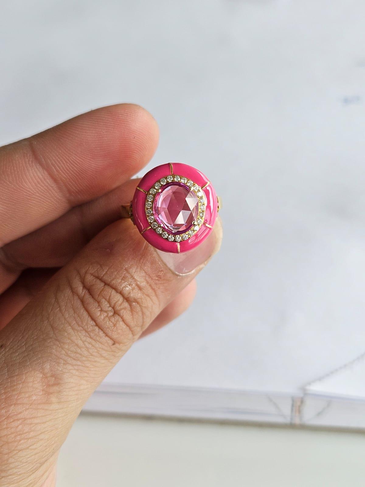 Ein atemberaubender und wunderschöner, moderner Verlobungsring mit rosa Saphir in 18K Gelbgold und Diamanten. Das Gewicht des rosa Saphirs im Rosenschliff beträgt 1.75 Karat. Der rosa Saphir stammt aus Ceylon (Sri Lanka). Das Gewicht der Diamanten