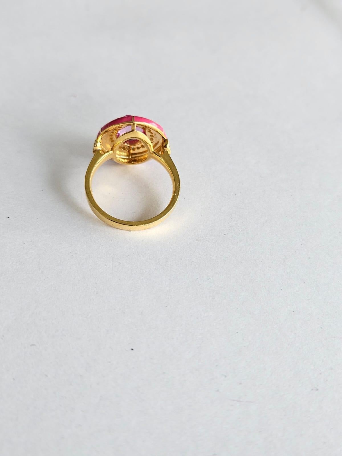 Moderne Bague de fiançailles en or jaune 18 carats, saphir rose, émail rose et diamants en vente