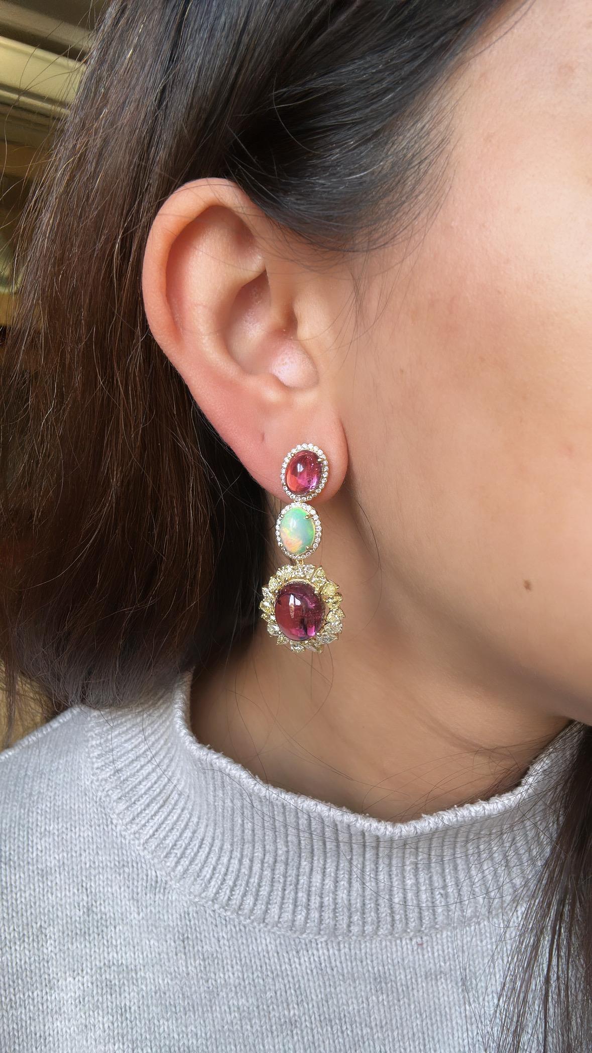 Taille cabochon Boucles d'oreilles chandelier en or jaune 18 carats, tourmaline, opale et diamants jaunes en vente