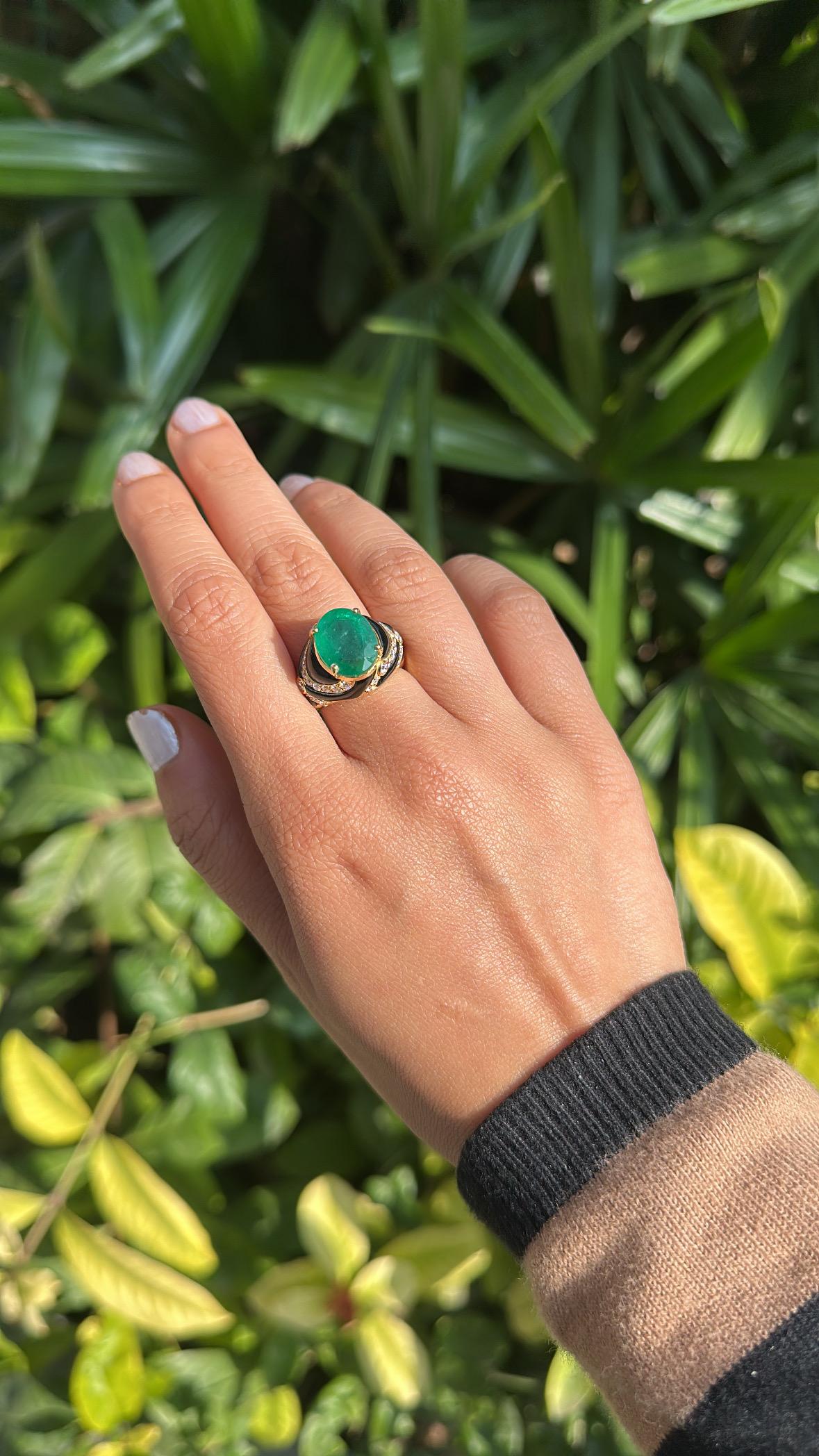 Set in 18K Yellow Gold, Zambian Emerald, Black Onyx & Diamonds Engagement Ring For Sale 5