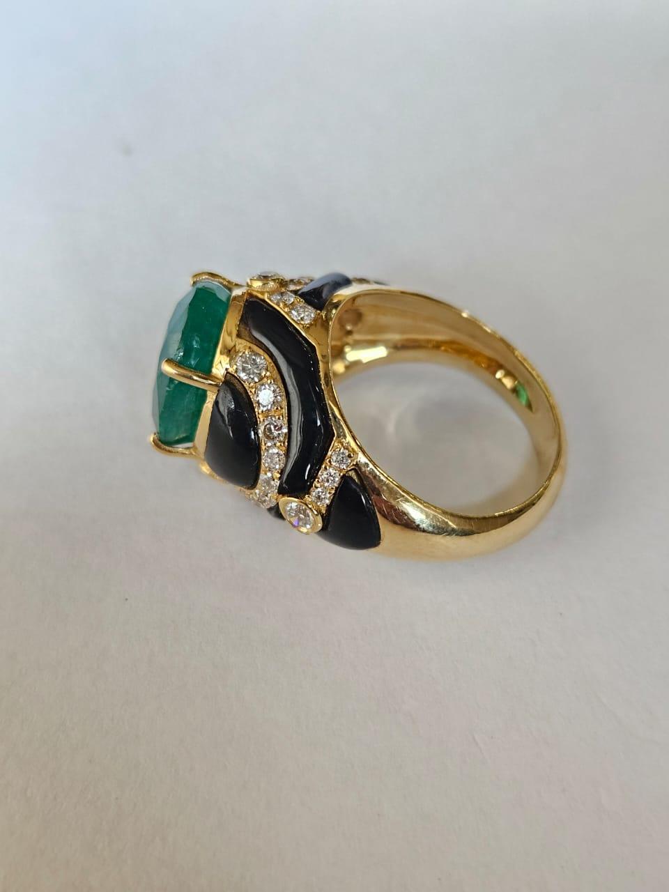 Oval Cut Set in 18K Yellow Gold, Zambian Emerald, Black Onyx & Diamonds Engagement Ring For Sale