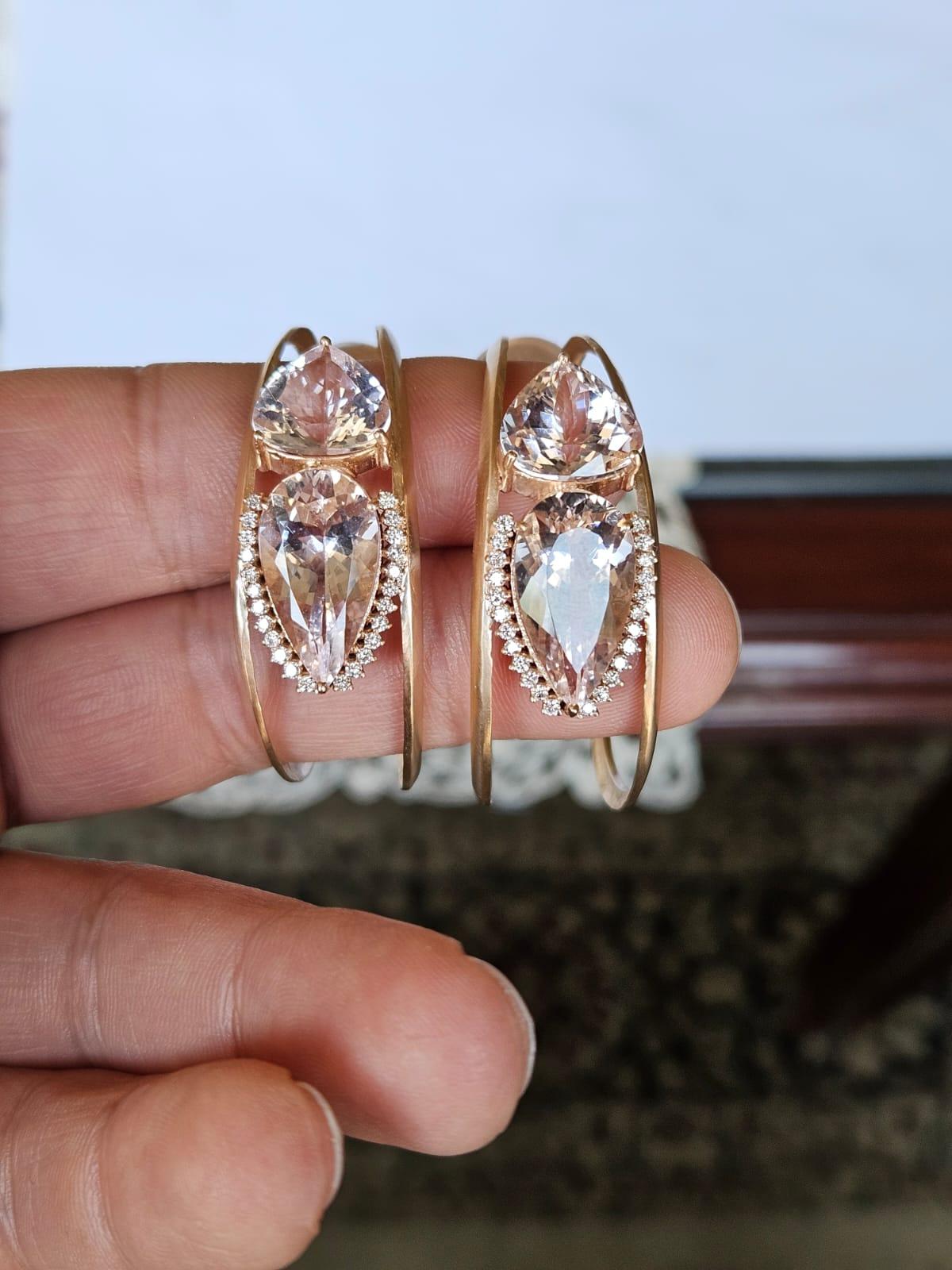 Magnifique boucle d'oreille en or jaune mat 18 carats et diamants naturels en Morganite de style moderne. Le poids des Morganites en forme de poire est de 20.46 carats. Le poids des diamants est de 0,51 carats. Le poids net de l'or 18 carats est de