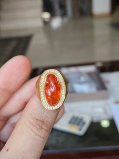 Cocktailring mit mexikanischem Opal und Diamanten, gefasst in 18 Karat mattem Gelbgold, 5,61 Karat