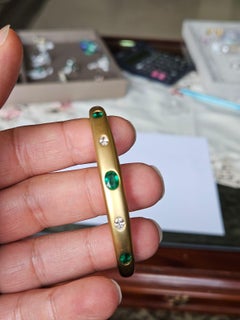 Bracciale con smeraldi naturali dello Zambia e diamanti, incastonati in oro giallo opaco 18 carati