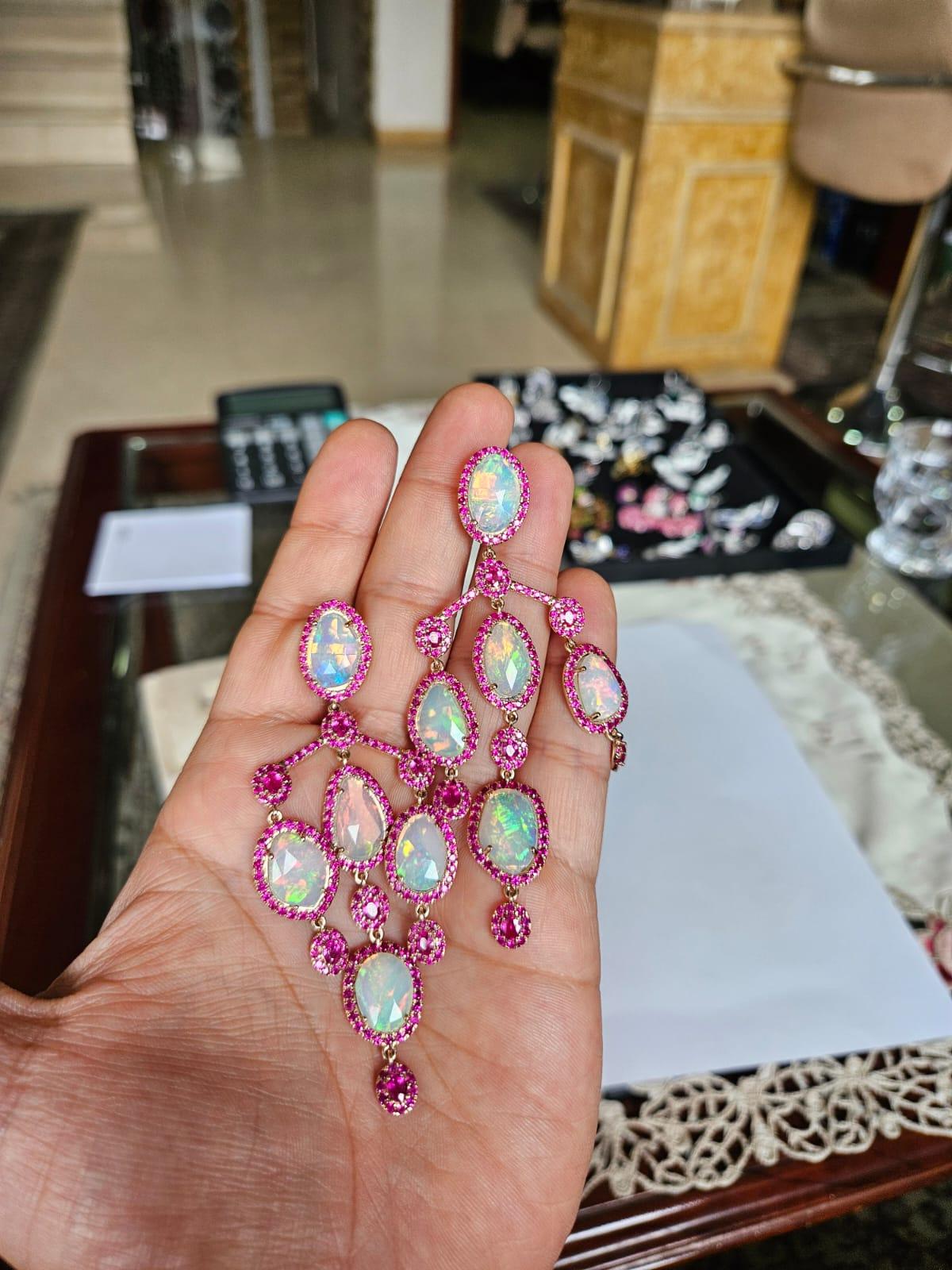 Bellissimi orecchini a lampadario in stile moderno con opale etiope e rubino, incastonati in oro 18Kt e rodio rosso. Il peso degli Opali sfaccettati è di 15,64 carati. Gli Opali sono di origine etiope e presentano un gioco di colori tra il verde e