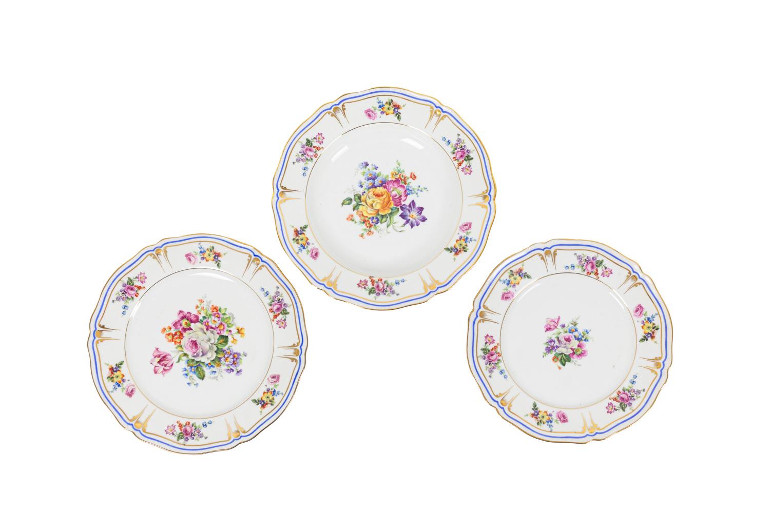 Set in Limoges porcelain decorated with blue and gilt edges on scalloped edges and decor of polychrome flowers on the edge and the center of different elements. It is composed by 36 dinner plates, 12 soup plates, 12 dessert plates, 2 different sizes