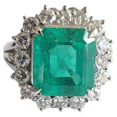 Set in Platinum 4.25 Carats Natural Columbian Emerald & Diamonds Engagement Ring