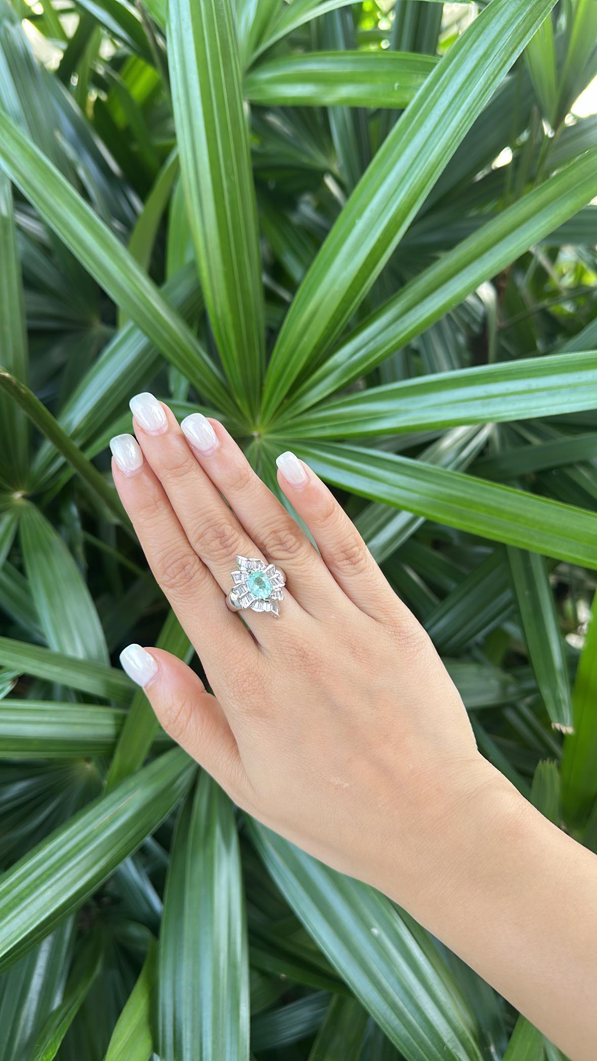 Bague de fiançailles en platine 900, 1,72 carats, tourmaline Paraiba et diamants en vente 4