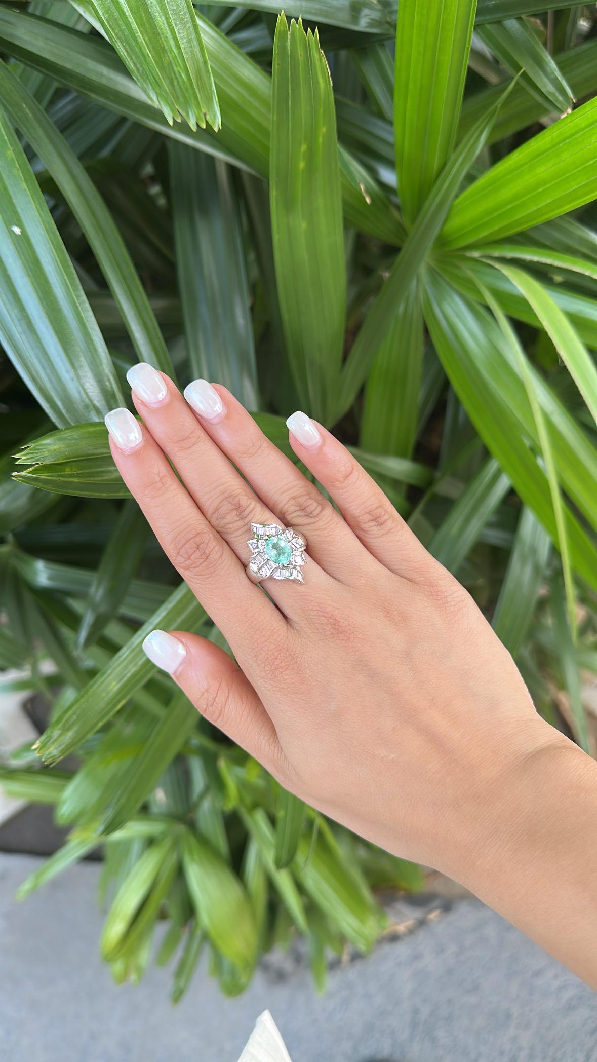 Bague de fiançailles en platine 900, 1,72 carats, tourmaline Paraiba et diamants en vente 5