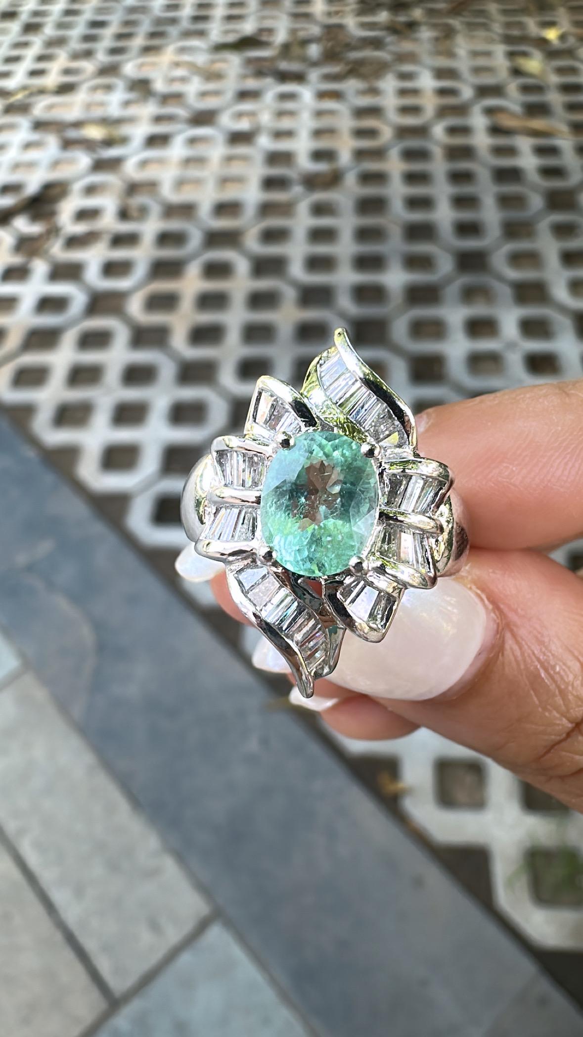 Bague de fiançailles en platine 900, 1,72 carats, tourmaline Paraiba et diamants en vente 1