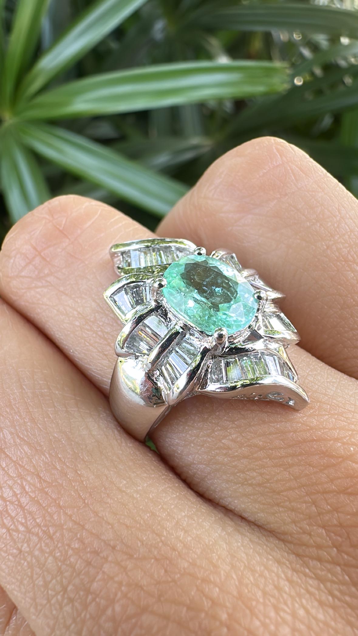 Bague de fiançailles en platine 900, 1,72 carats, tourmaline Paraiba et diamants en vente 2