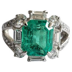Set in Platinum 900, 3.39 Carats Columbian Emerald & Diamonds Engagement Ring