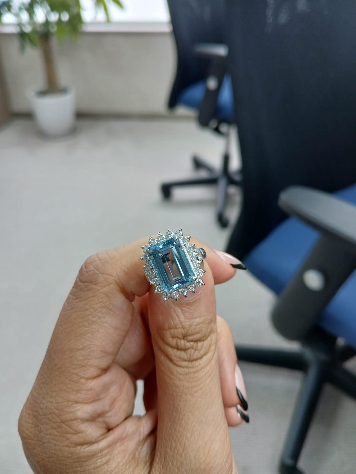Set in Platinum 900, 4.69 Carats Aquamarine & Diamonds Engagement Cocktail Ring For Sale 3