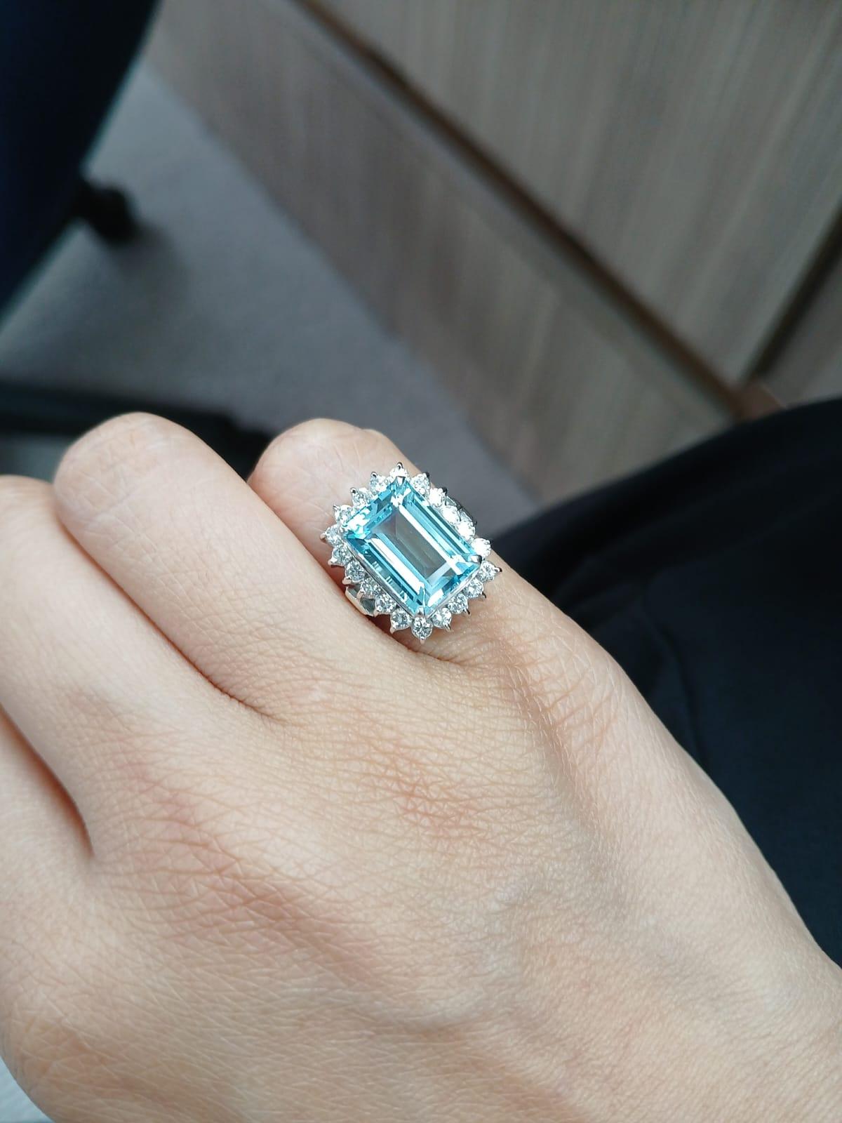 Set in Platinum 900, 4.69 Carats Aquamarine & Diamonds Engagement Cocktail Ring For Sale 4