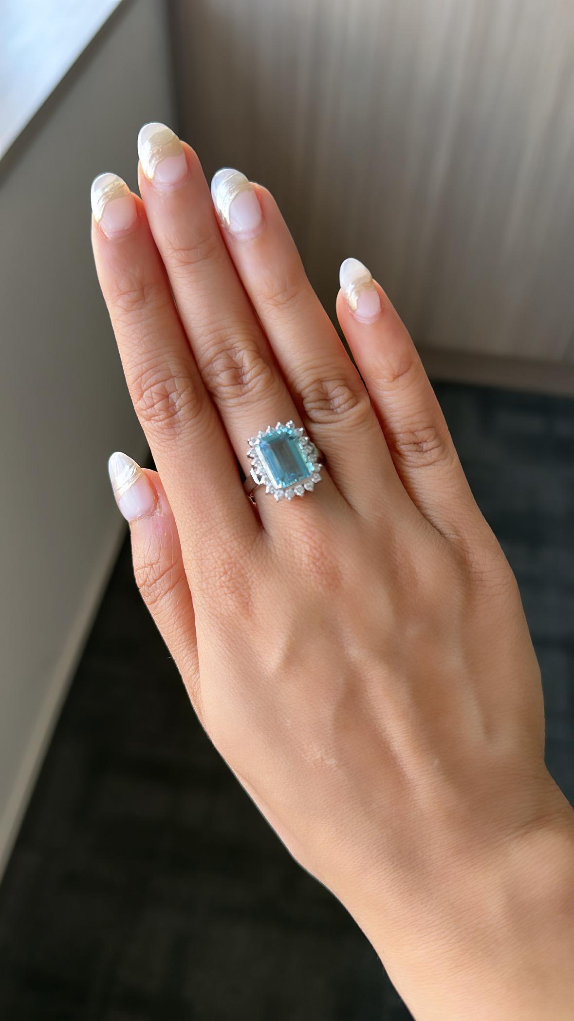 Set in Platinum 900, 4.69 Carats Aquamarine & Diamonds Engagement Cocktail Ring In New Condition For Sale In Hong Kong, HK