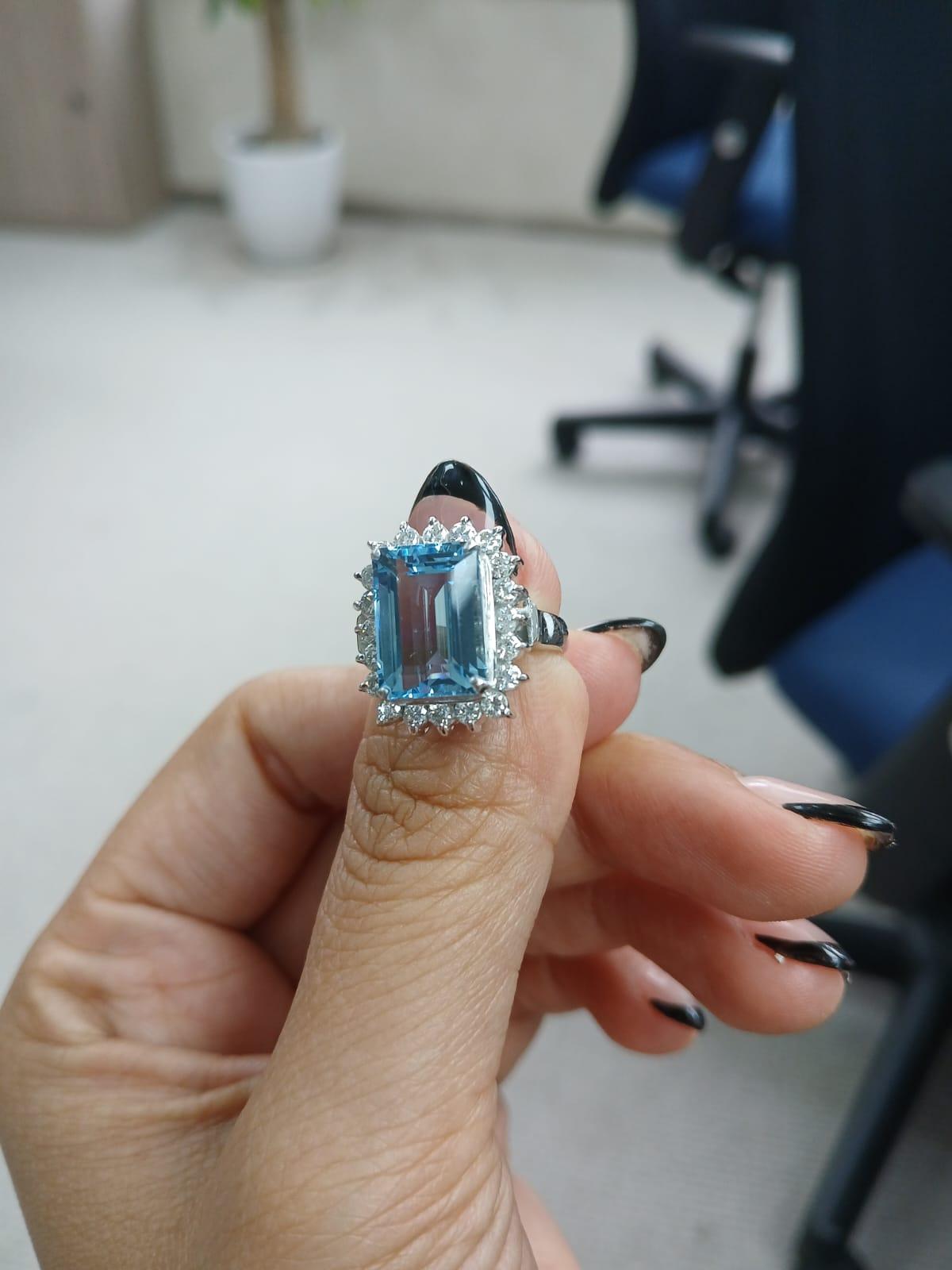 Set in Platinum 900, 4.69 Carats Aquamarine & Diamonds Engagement Cocktail Ring For Sale 1